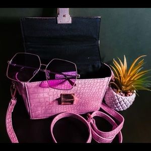 Light pink crossover bag